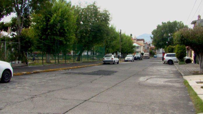 Vehículos bloquean cocheras en la colonia Ejidal Francisco Villa