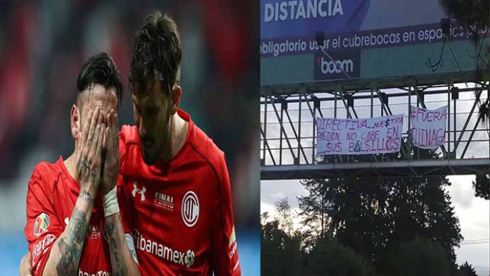 Aficionados de Toluca cuelgan mantas en reclamo a los malos resultados