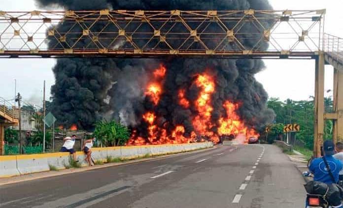 ¡Fuego! Explota pipa en