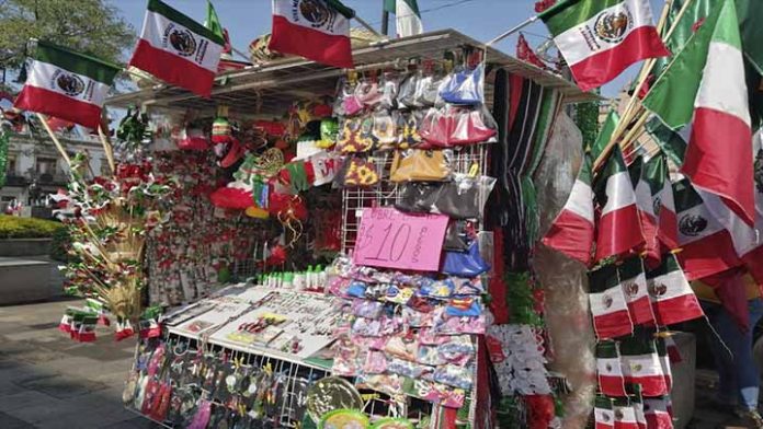 Esperanzados vendedores de banderas se instalan en Morelia