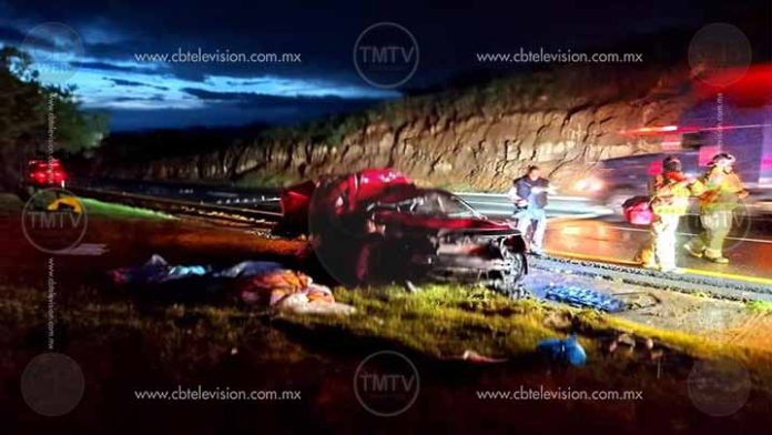 Dos mujeres vuelcan en un auto en Zinapécuaro; solo una sobrevive