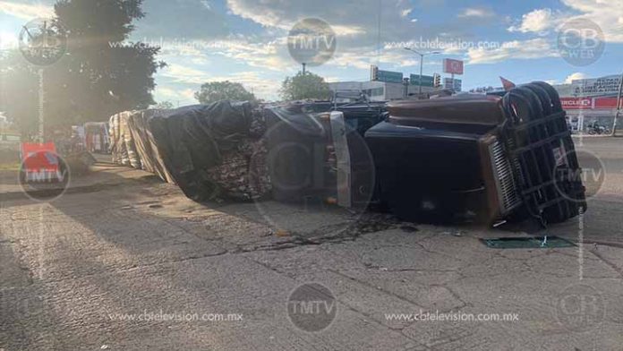 Vuelca trailer en Madero Poniente a la altura de Niño Artillero