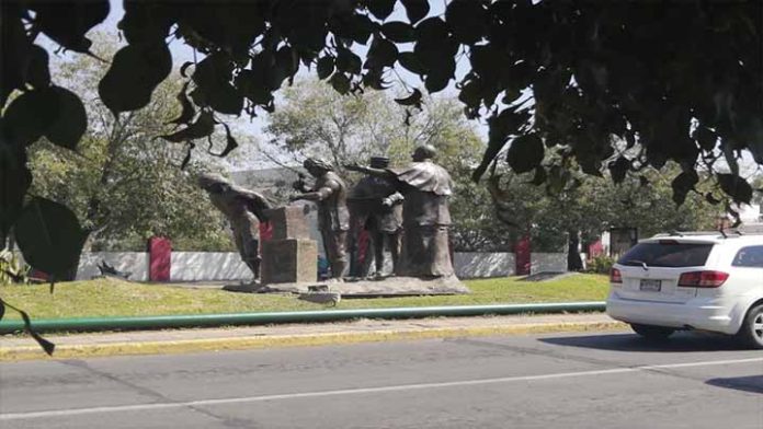 Indígenas mal informados sobre escultura de Los Constructores, no se incita esclavismo