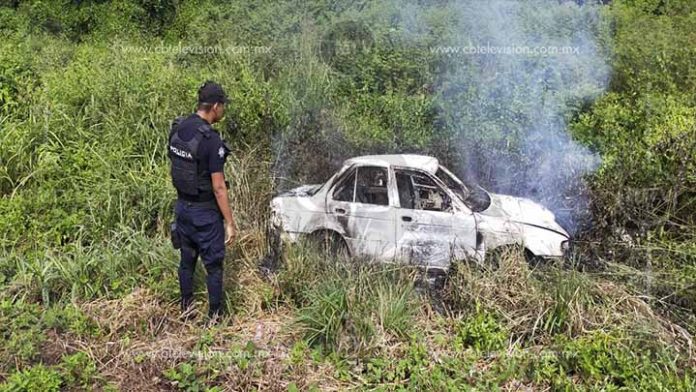 Auto se incendia al volcar en la Siglo XXI; hay dos heridos graves