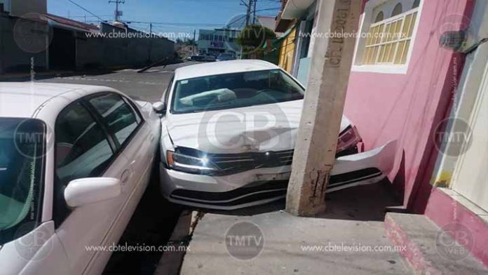 Jetta tumba poste de Telmex y daña uno de CFE en Morelia