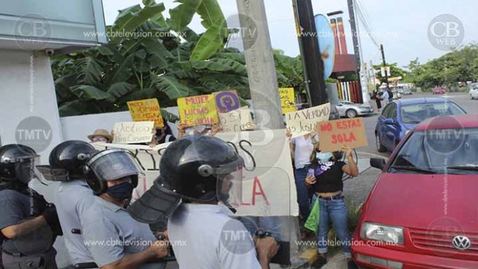 Colectivo feminista se manifiesta afueras de juzgados de LC en apoyo a Casandra