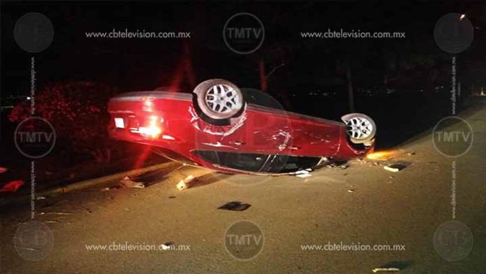 Vuelca y abandona su auto en Altozano