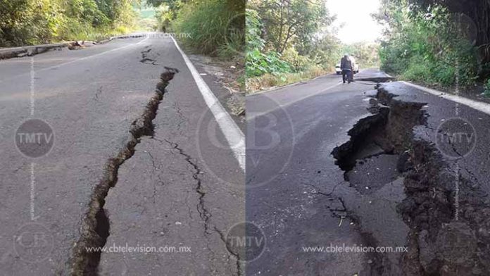 Socavón destruye carretera en Taretan
