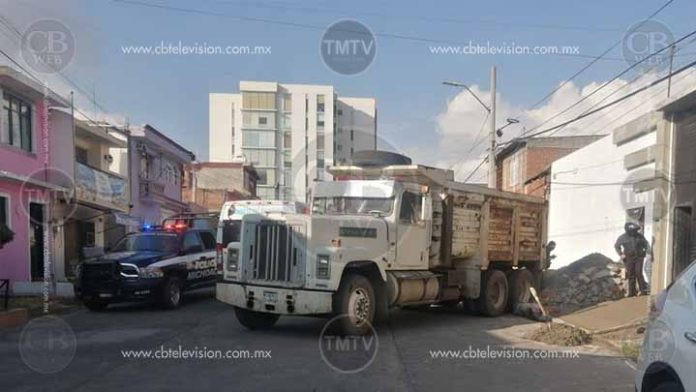 Muere albañil en Morelia al caerle la tapa de un camión de volteo