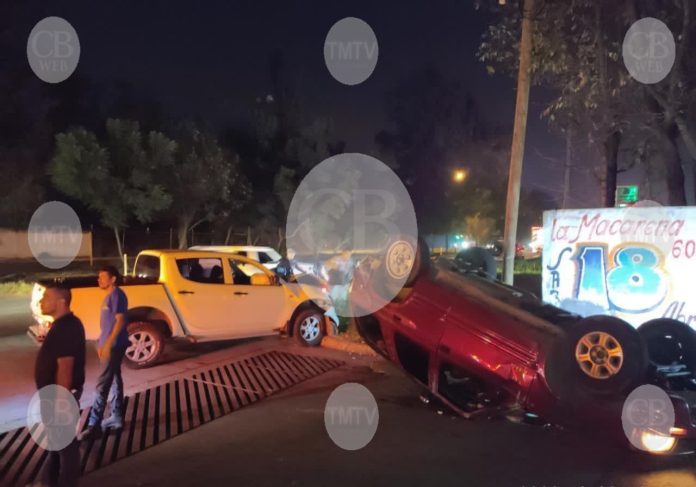 Cuatro heridos en aparatosa volcadura en el libramiento de Uruapan
