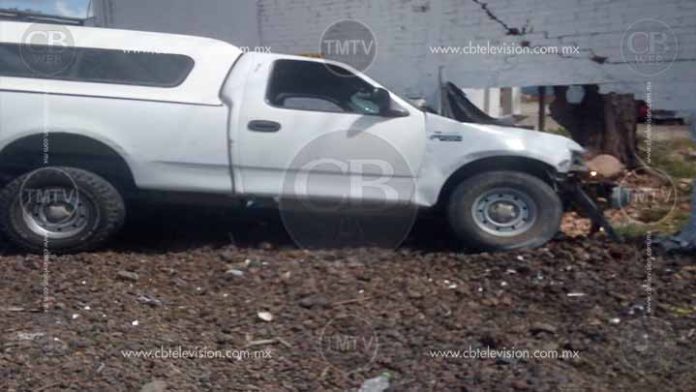 Camioneta derriba barda de una casa en la salida a Pátzcuaro