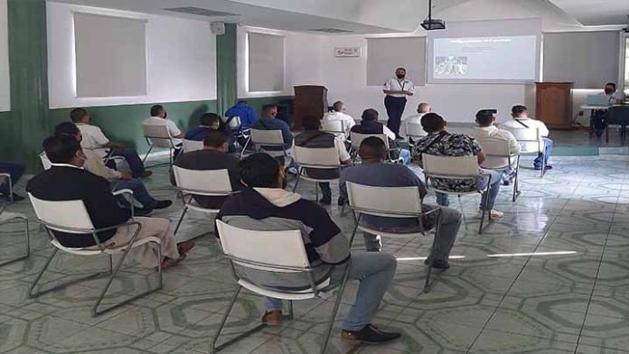 “A la escuelita”; tránsitos dan clase de manejo a “cumbieros” de Morelia