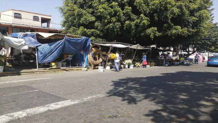 Comerciantes tolerados sin permiso para instalarse en inmediaciones de los panteones municipales