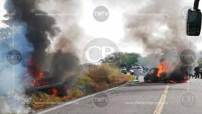 Camionetas se incendian al chocar en la carretera Buenavista-Tepalcatepec