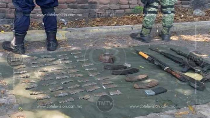 Aseguran fusiles de asalto, cartuchos útiles y cargadores en Aguililla