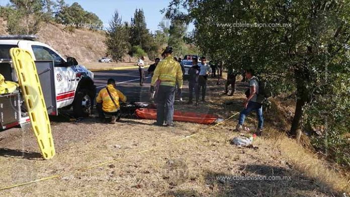 Camioneta vuelca y se va a un barranco en Zacapu; hay dos muertos
