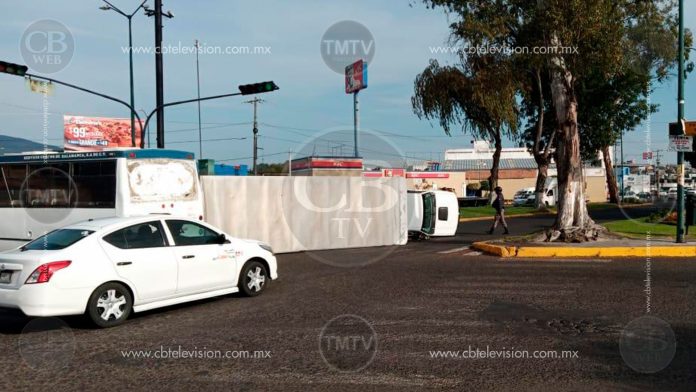 Vuelca camión de Coppel en el Pípila