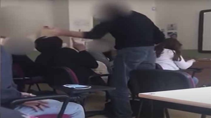 Maestro golpea a su alumno por no querer usar el cubrebocas