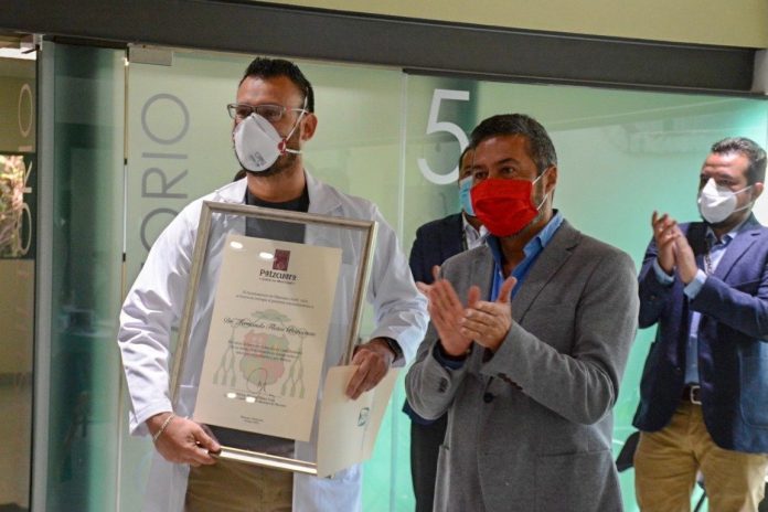 Conmemora Víctor Báez el Día del Médico