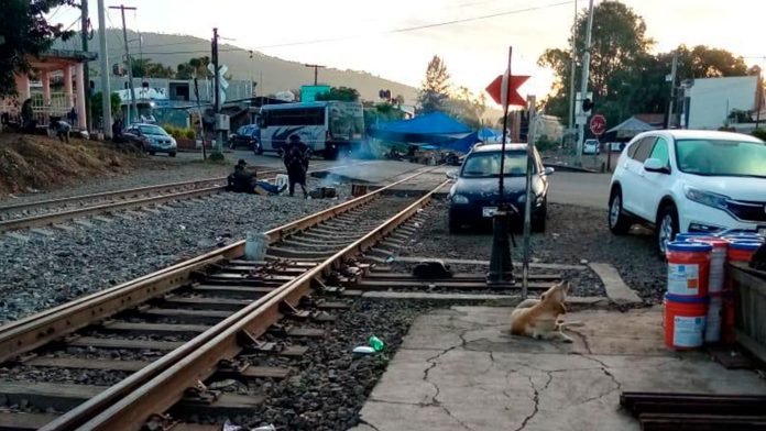 48 hrs. de toma en vía férreas en Caltzontzin; maestros piden reforzar con el sector indígena