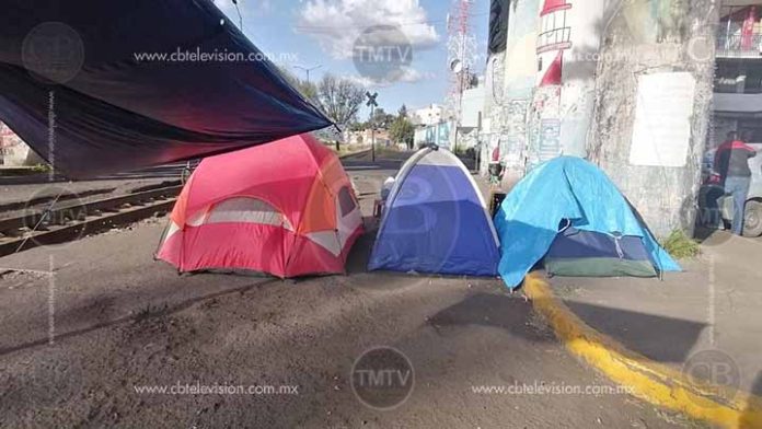 Continúa la presencia de docentes en las vías férreas, al poniente de Morelia