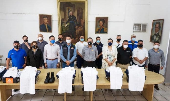 Entrega Miguel Paredes uniformes a elementos de Protección Civil Municipal