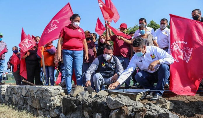 Miguel Paredes colocó 1ª piedra del cerco perimetral de Unidad Deportiva Antorcha Campesina
