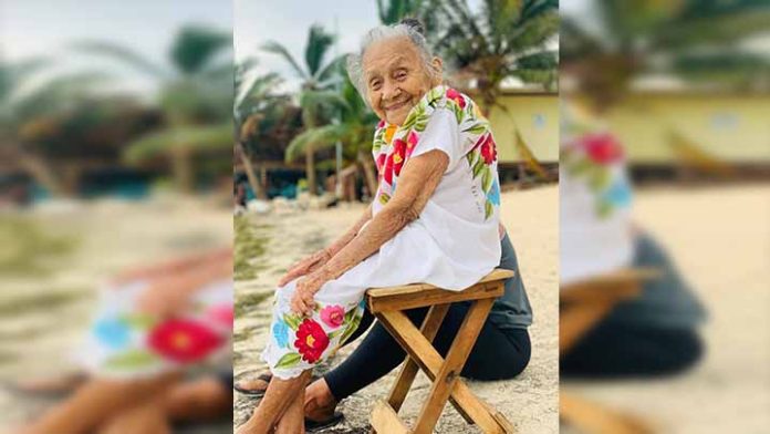 Abuelita de 97 años conoció la playa y quedó fascinada