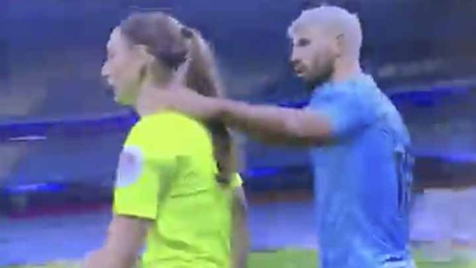 Tunden en redes al Kun Agüero por tomar del hombro a abanderada