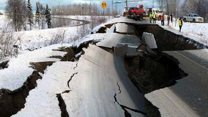 Sismo en Alaska de 7.4 grados, alertan por Tsunami