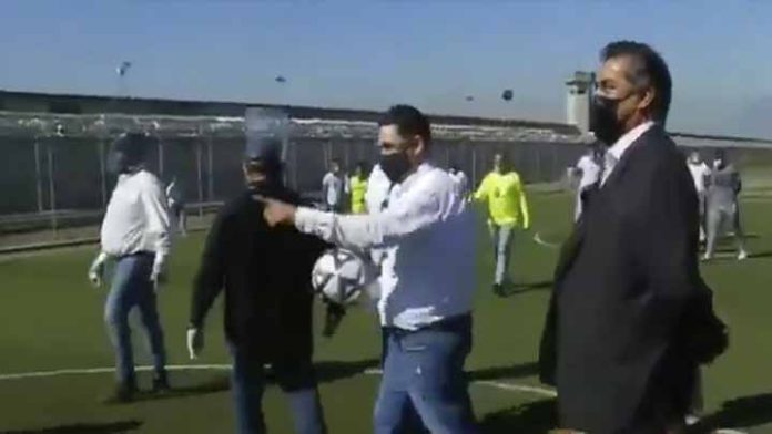Si lo paras te libero; bromea “Bronco” con preso al tirar un penalti