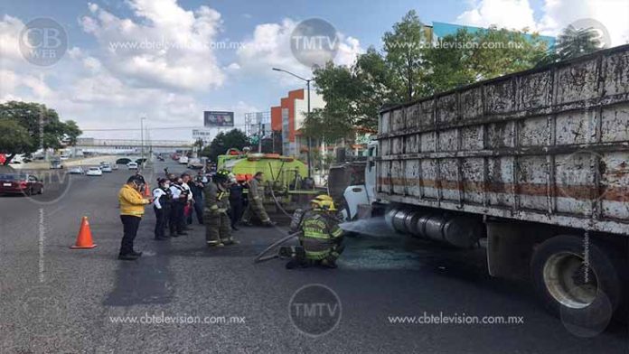 Se prende camión grúa en el libramiento norte de Morelia