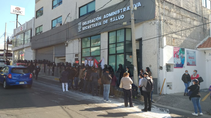 Trabajadores de Salud se manifiestan; exigen estabilidad laboral