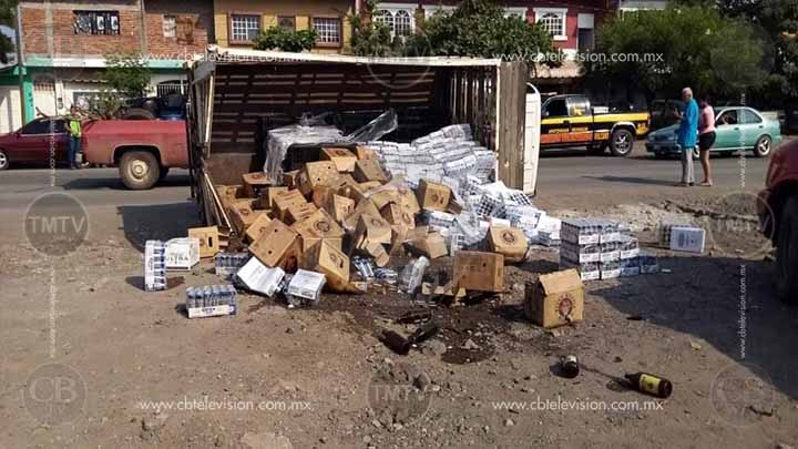 Vuelca camión cargado de cervezas en Apatzingán Vuelca camión cargado de cervezas en Apatzingán