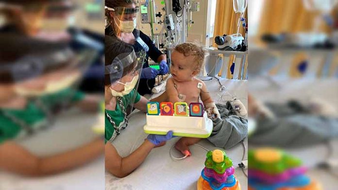 Enfermera que ayuda a pacientes con covid, dona riñón para un niño