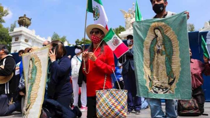 Plantón de FRENAAA reza a la virgen de Guadalupe para que salve la patria