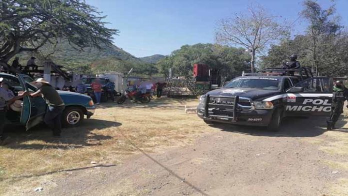 Les caen los polis y cancelan jaripeo en Carácuaro