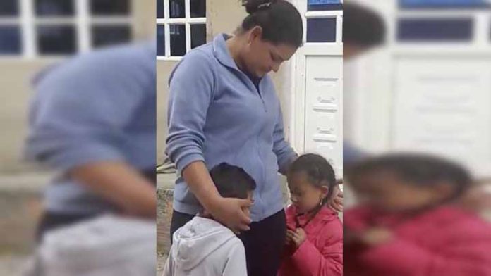 Niño ofrece canicas y 5 pesos por una serenata para su mamá