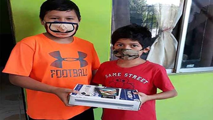 Mario vendía sus juguetes para comprar una Tablet, le regala una a otro niño