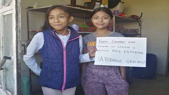 Niñas venden dulces y churros para continuar con sus estudios