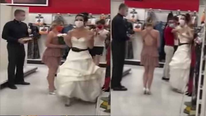 Mujer llega al trabajo de su novio con vestido de novia puesto y sacerdote