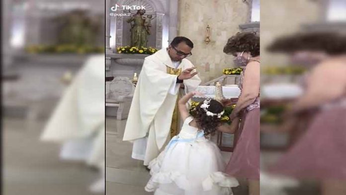 Esta pequeña le sacó una gran sonrisa a un sacerdote por su buena actitud