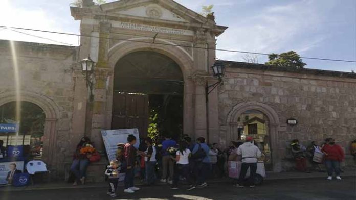 Morelianos adelantan el Día de Muertos