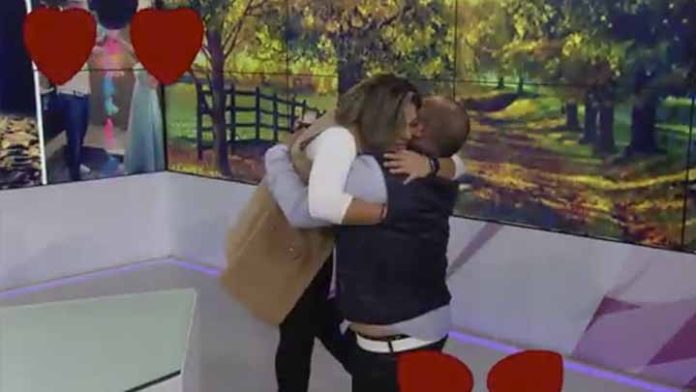 En programa en vivo piden matrimonio a conductora del canal 11