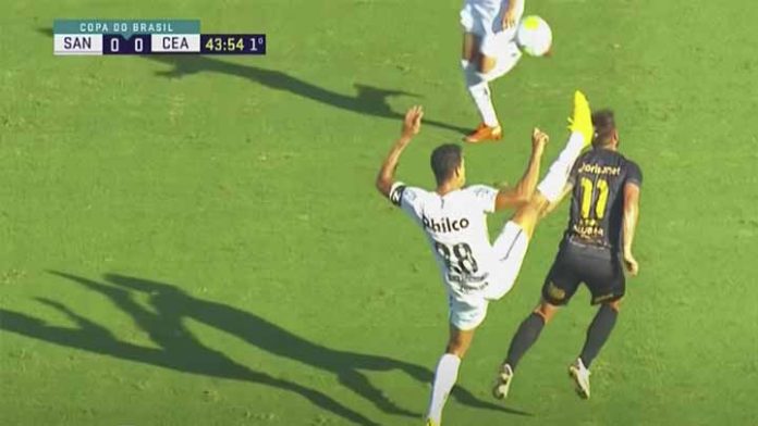 Propinan patada brutal en la cabeza a Rafa Sobis, en la Liga de Brasil