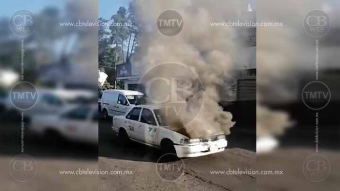 Taxi arde en llamas en calles de Uruapan