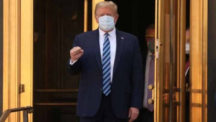 Entre gritos de 4 años más, Trump es dado de alta y sale del hospital