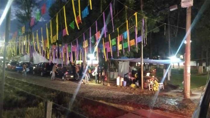Maestros que mantienen bloqueo en las vías férreas montan ofrenda de Día de Muertos