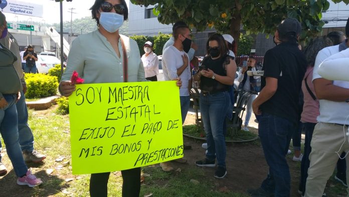 Maestros estatales se manifiestan