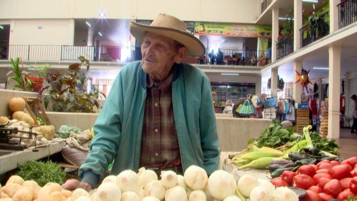 Abuelito vende verduras en el Mercado Santo Niño para llevar de comer a su familia